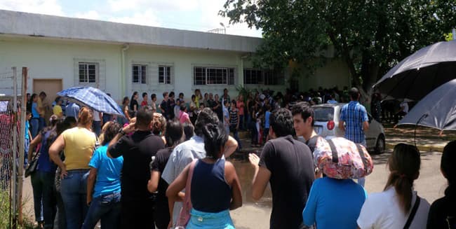 Las filas para obtener la vacuna contra la difteria en las afueras de una clínica en Ciudad Guayana a finales de septiembre.