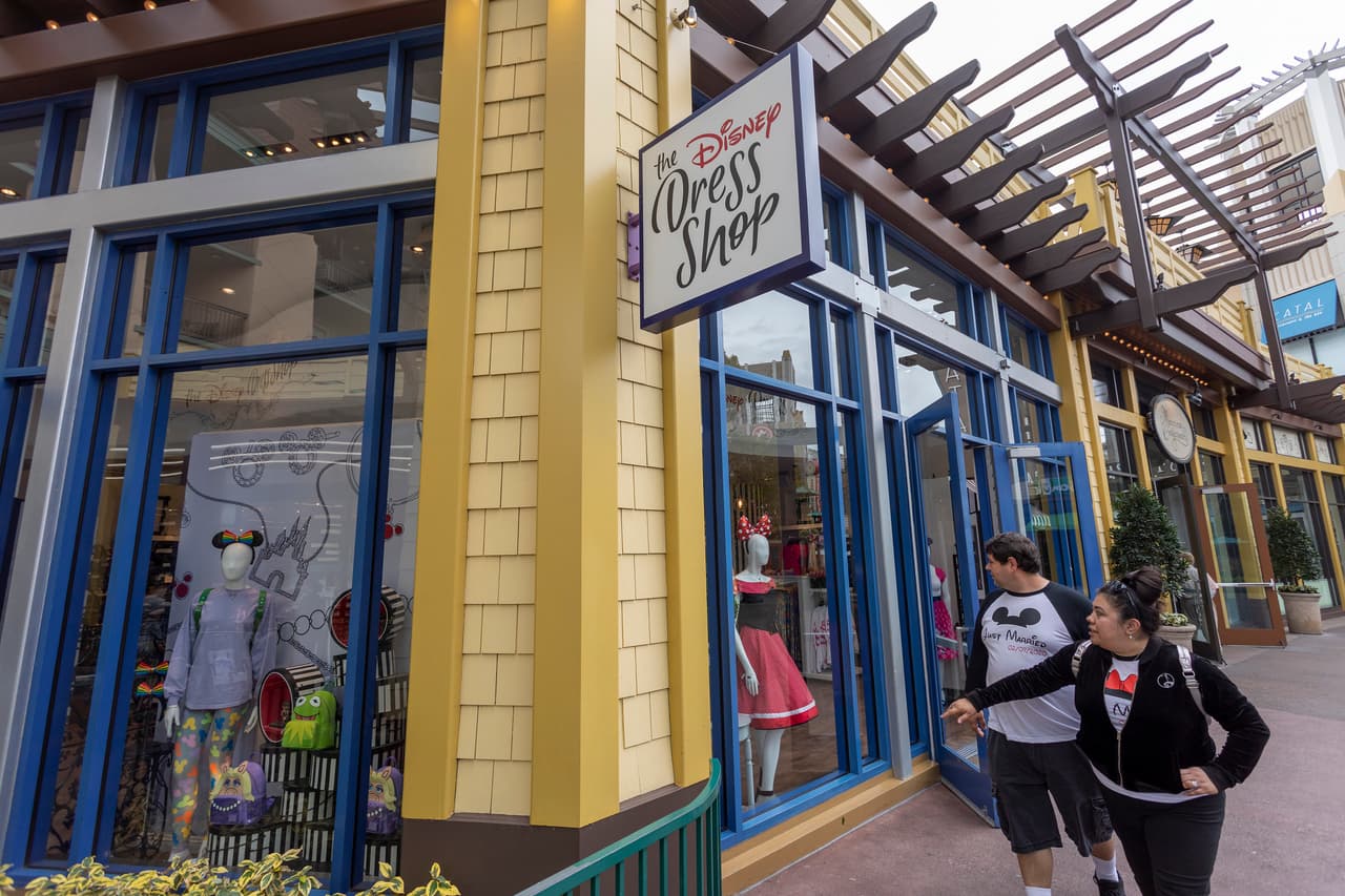 Mientras tanto miles de personas que trabajan, o trabajaban para estas compañías, se han visto afectadas por la 
<a href="https://www.univision.com/local/los-angeles-kmex/disneyland-y-disney-world-anuncian-28-000-despidos-debido-al-cierre-por-el-coronavirus">reducción de horas y despidos masivos</a>.