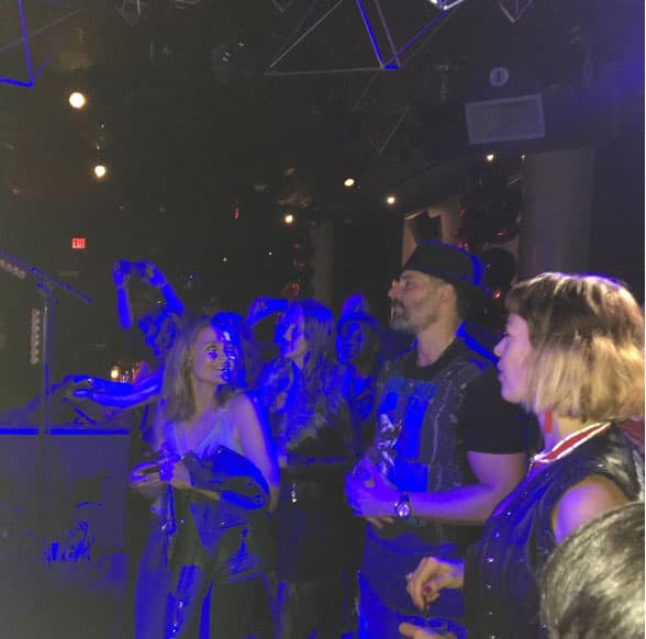 La feliz pareja tiró la casa por la ventana, y Joe quedó fascinado con su festejo de 40 años. ¡Felicidades!