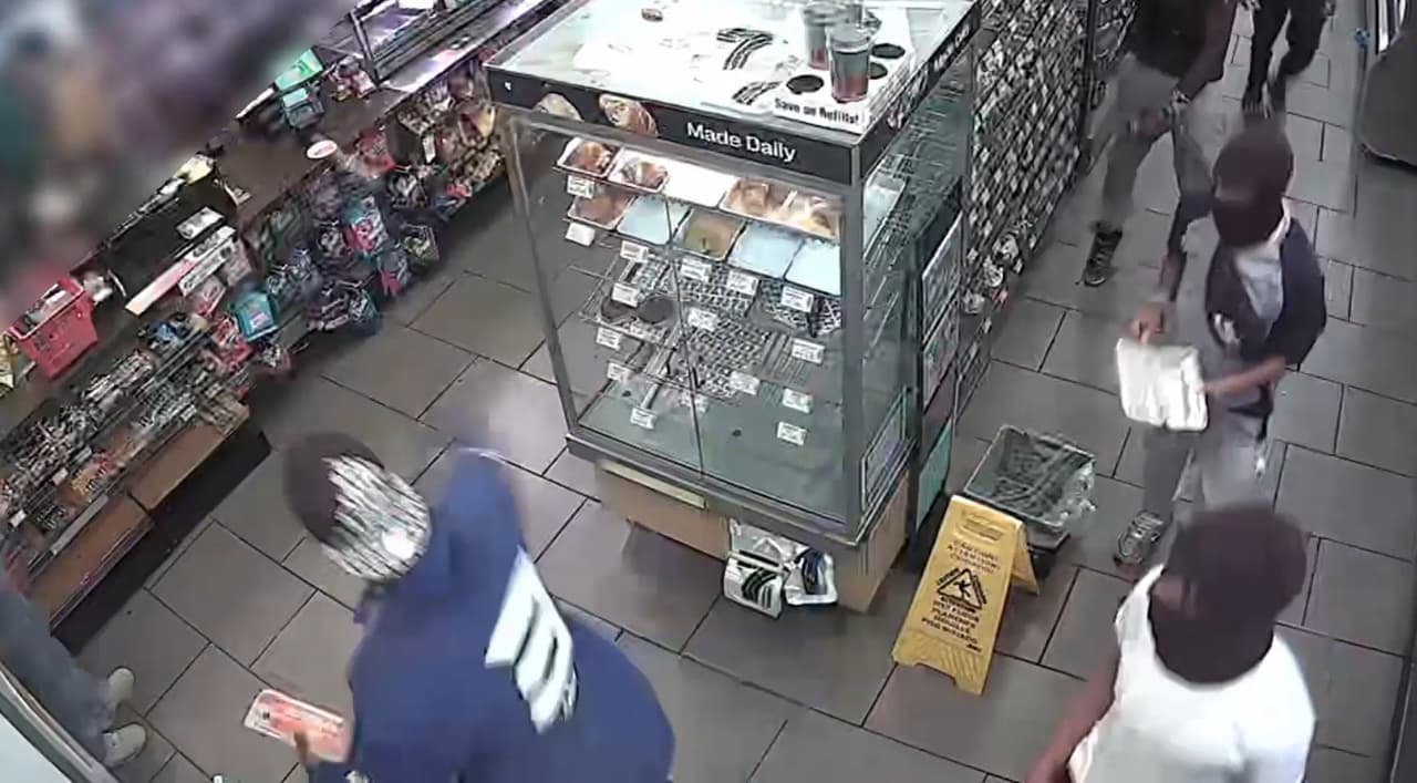 Jóvenes enmascarados arrojan huevos a empleado de 7-Eleven durante robo en Manhattan