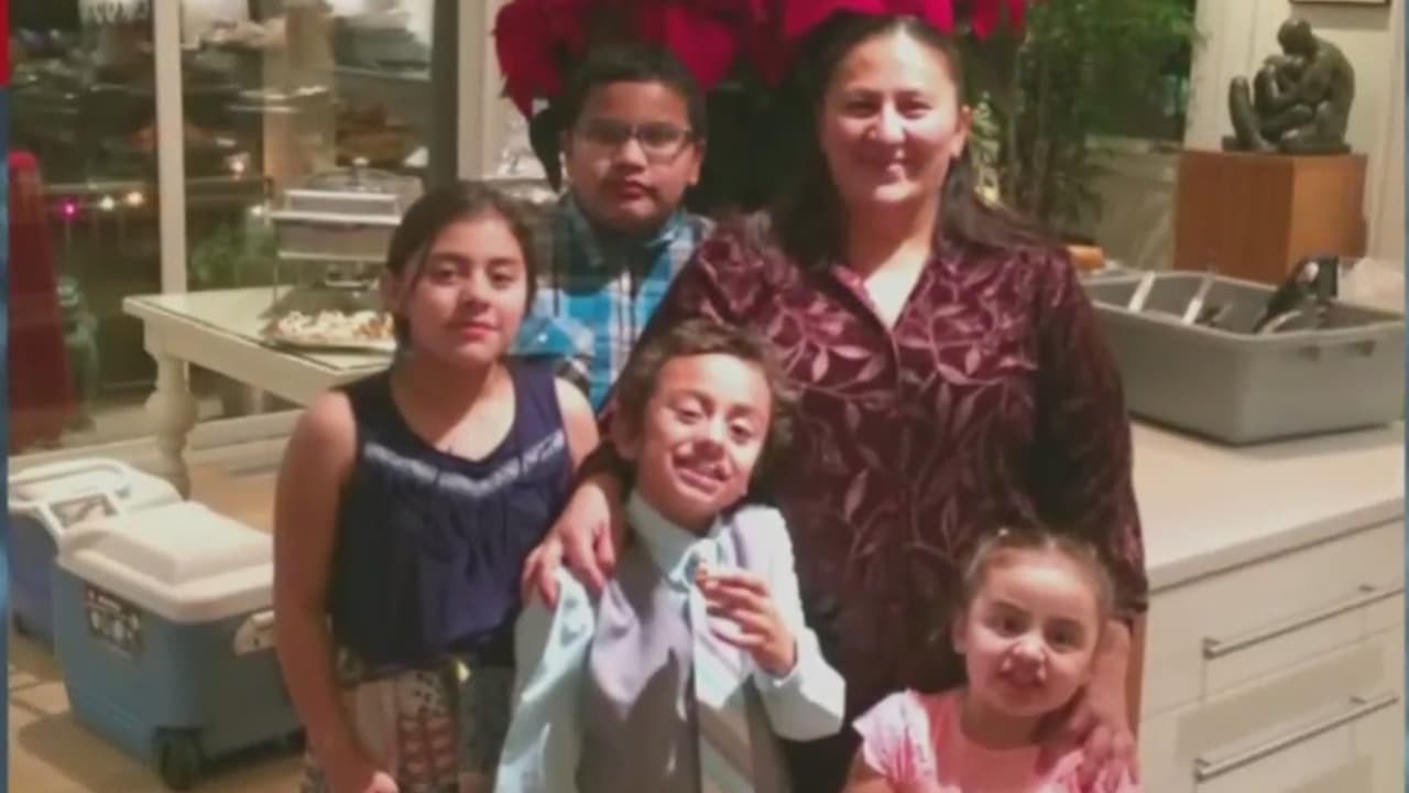 Madre guatemalteca se autodeporta con sus cuatro hijos estadounidenses en Navidad tras perder su caso migratorio