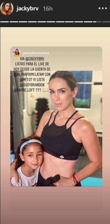 Esta es la primera vez que la actriz muestra su vientre públicamente tras la cirugía a la que se sometió el año pasado.
<br>