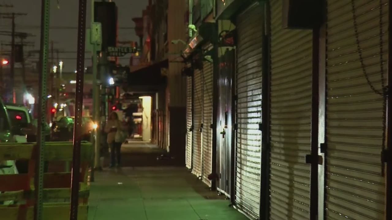 Comerciante de Los Ángeles enfrenta demanda tras dejar puesto por alta renta en los callejones