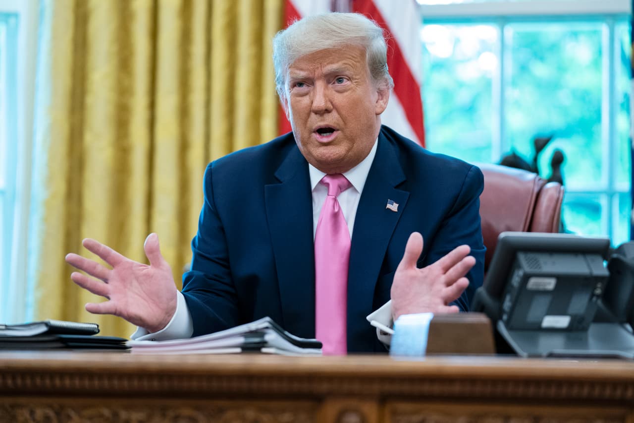 El presidente Donald Trump habla durante una reunión con el líder de la mayoría del Senado, Mitch McConnell y el líder de la minoría de la Cámara, Kevin McCarthy, en la Oficina Oval de la Casa Blanca, el lunes 20 de julio de 2020, en Washington. (Foto AP / Evan Vucci)