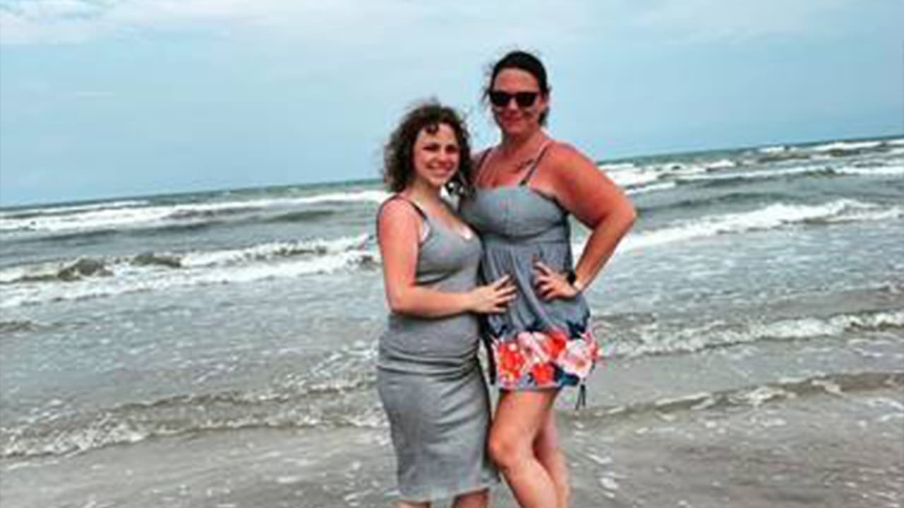 Su familia teme que nuevas amistades la llenaron de promesas falsas y la vendieron al mundo del 
<b><a href="https://www.univision.com/noticias/criminalidad/esclavas-sexuales-a-la-fuerza-70-dolares-bar-puerto-alegre-texas">tráfico sexual infantil.</a></b>