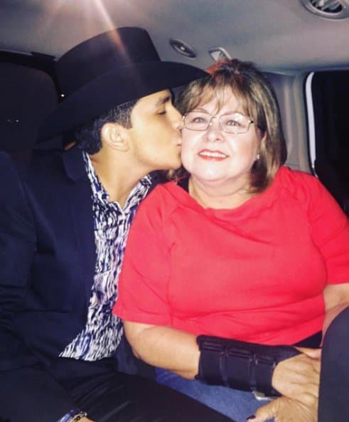 El cantante de música regional mexicana,
<b><a href="https://www.univision.com/temas/christian-nodal">Christian Nodal</a></b>, cuenta con el apoyo de su madre para coordinar todos sus movimientos.