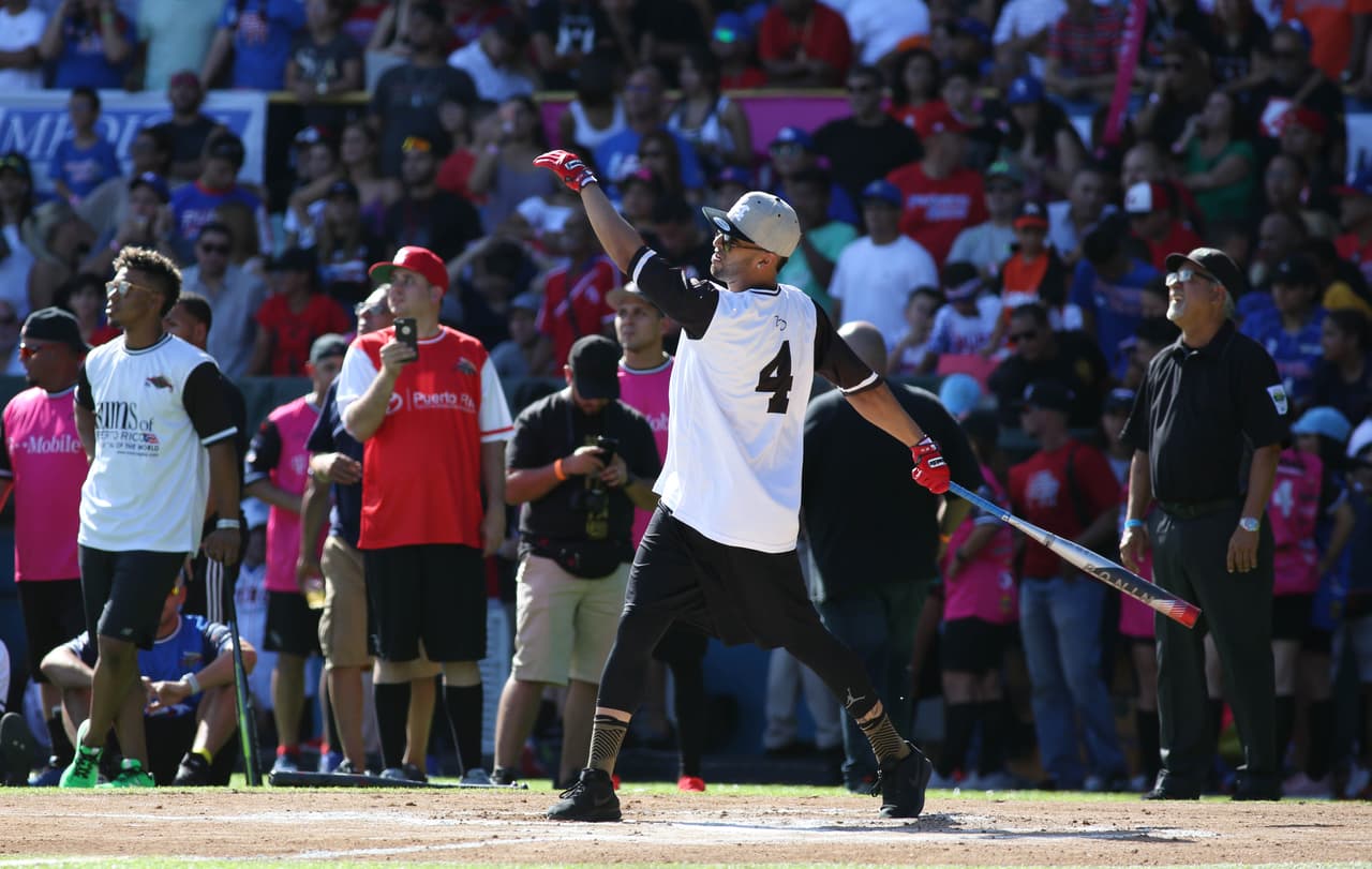La Miss Universo 2001, Denise Quiñones, cantó el himno nacional de Puerto Rico acompañada por el cantante y animador Víctor Santiago quien interpretó el himno de Estados Unidos. En la fotografía: Eddie Rosario, jardinero izquierdo profesional de béisbol para los Minnesota Twins de Major League Baseball.