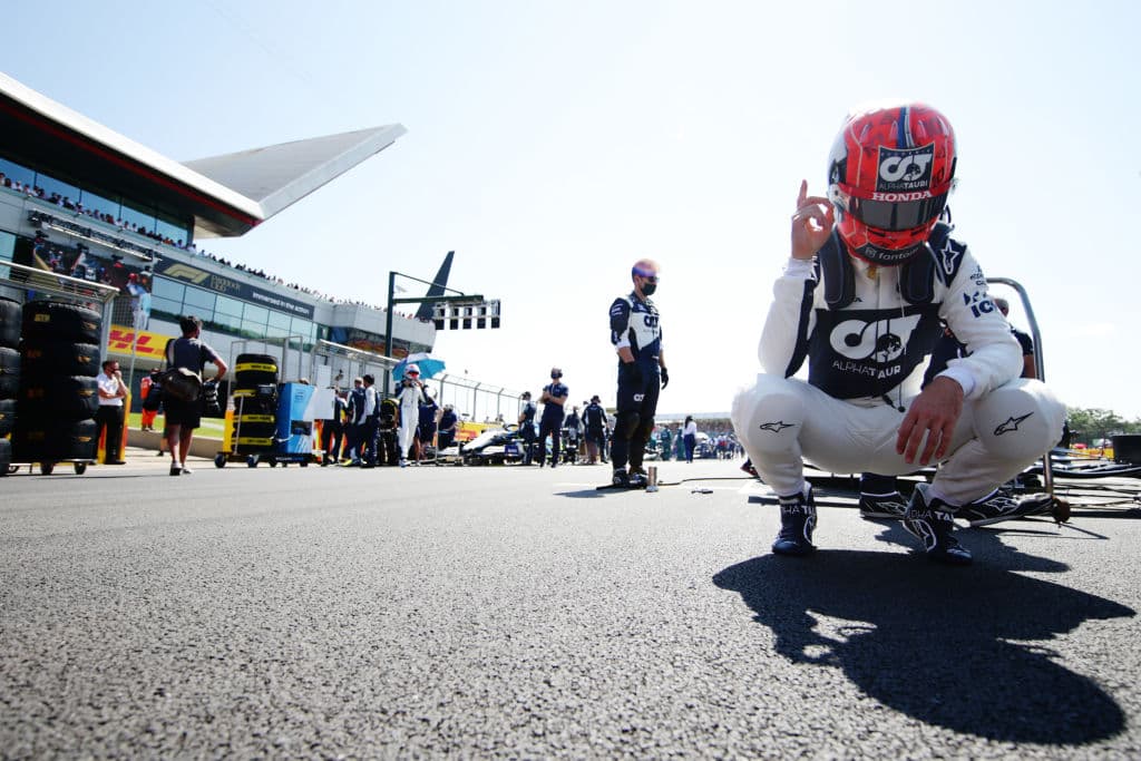 Termina el Grand Prix de Gran Bretaña con un mal sabor de boca. Lewis Hamilton se lleva el podio en casa a pesar de haberle chocado la monoplaza a Max Verstappen de Red Bull y dejarlo fuera de la contienda. Charles Leclerc logra su primer podio en segunda posición y Valtteri Bottas se queda con la tercera plaza. El piloto mexicano Sergio Pérez le roba un punto a Hamilton pero queda en 16.