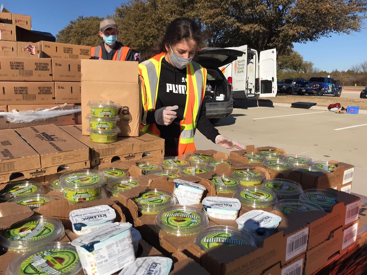 El día de hoy se llevó a cabo una distribución de comidas para familias afectadas por la crisis invernal.
<br>
<br>