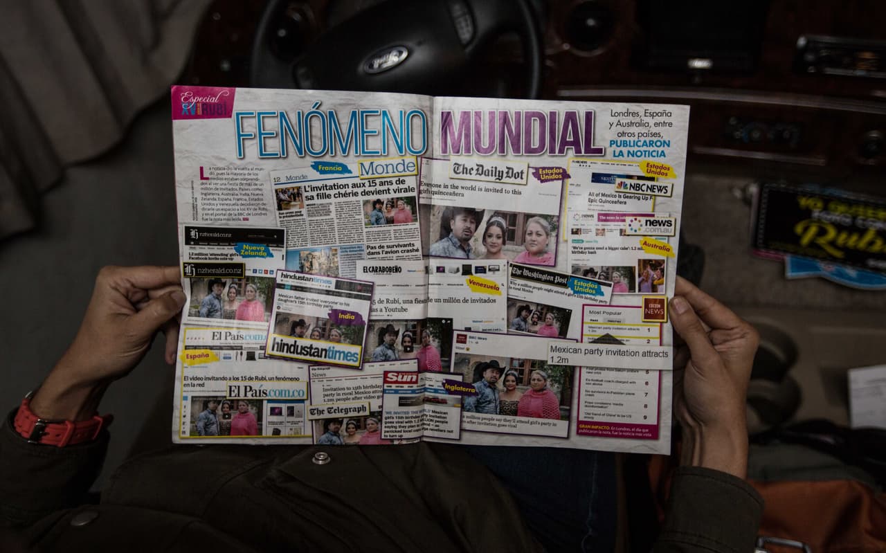 Una doble página de la revista TV y Novelas, que lanzó un número especial exclusivamente dedicado a los XV de Rubí. Rubí se volvió viral hace unas semanas gracias a un video en el que su padre invita a todo el mundo a la fiesta de quince de su hija. Más de un millón de personas se apuntaron al evento en Facebook, memes crueles circularon por internet, famosos ofrecieron canciones y regalos y se desencadenó una competición mediática por el acceso a la familia. Almudena Toral