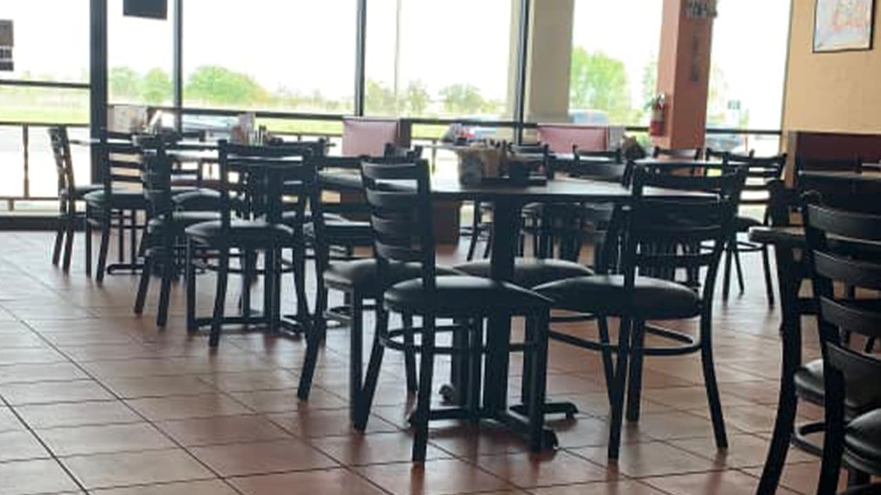 Manuel Martínez nos compartió esta foto en Facebook donde narró que tienen un año de que inauguraron su restaurante y esperan que todo regrese pronto a la normalidad.