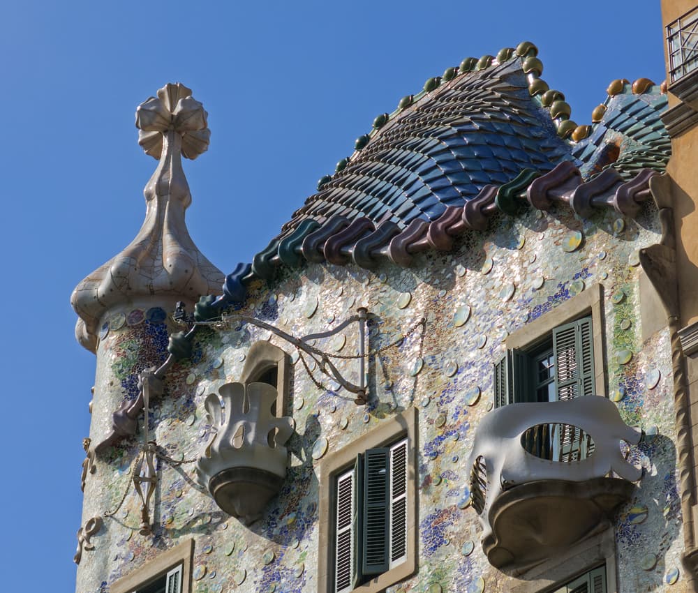 Su techo está compuesto de las "escamas" del dragón que el santo derrotó, mientras que la espada de Jorge resalta en el techo con su cruz. Además, en el balcón superior una flor representa a la princesa, y hay calaveras en algunos balcones que son las víctimas del monstruo.