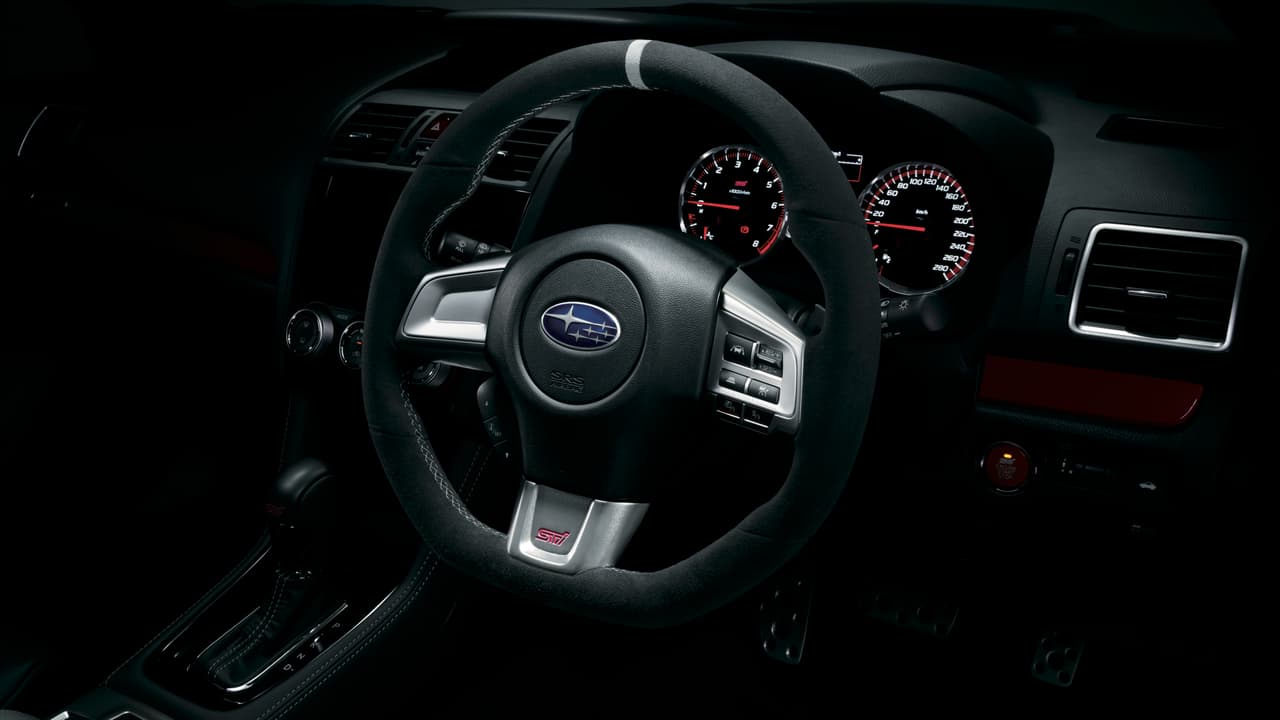 El interior del auto tiene detalles de competición, como el asiento Recaro y un relojes luminosos, como también elemenos de seguridad como el sistema EyeSight, que frena automáticamente el auto ante una colisión inminente.