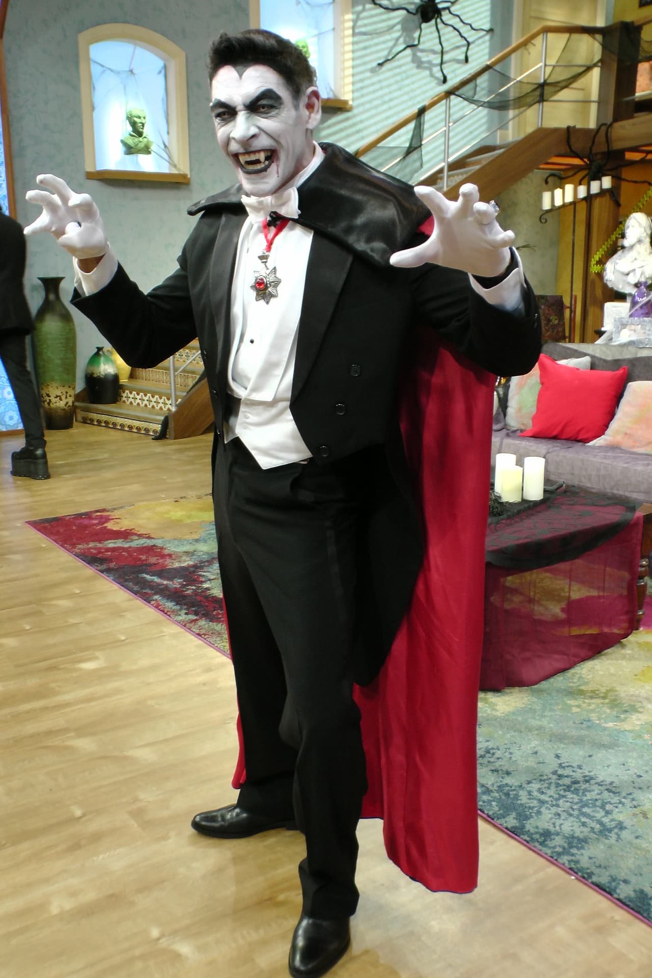 Johnny Lozada sacó los colmillos para dar vida a El conde Drácula.