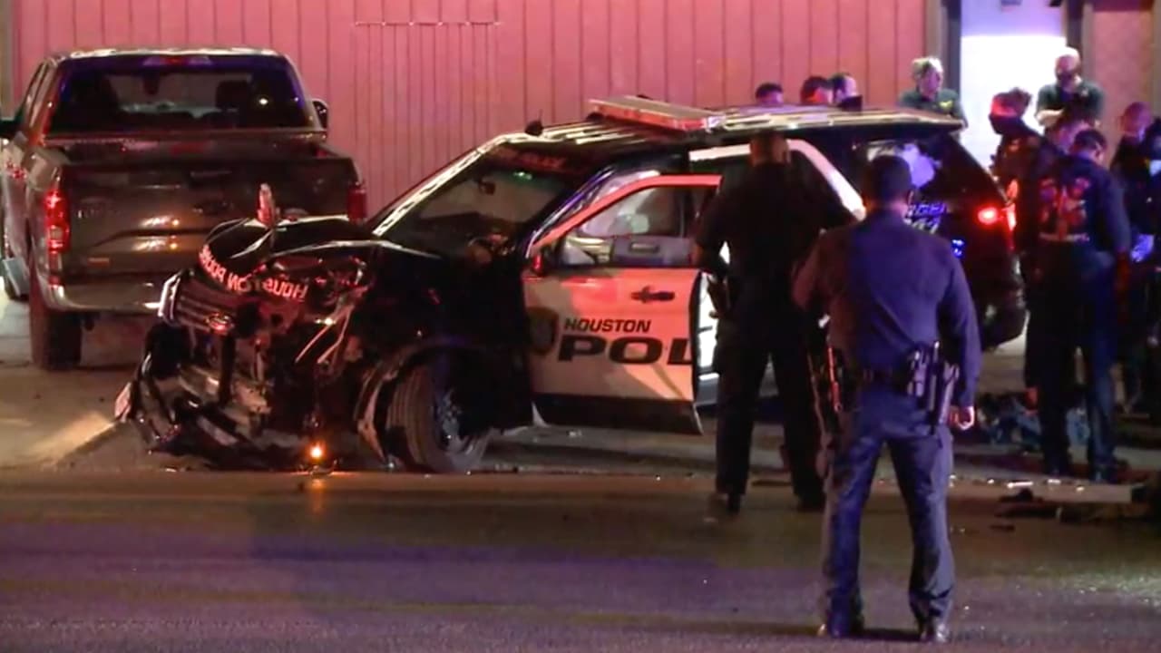 Según HPD, la oficial estaba respondiendo a una llamada por un disturbio familiar pero no llevaba luces ni sirenas encendidas.