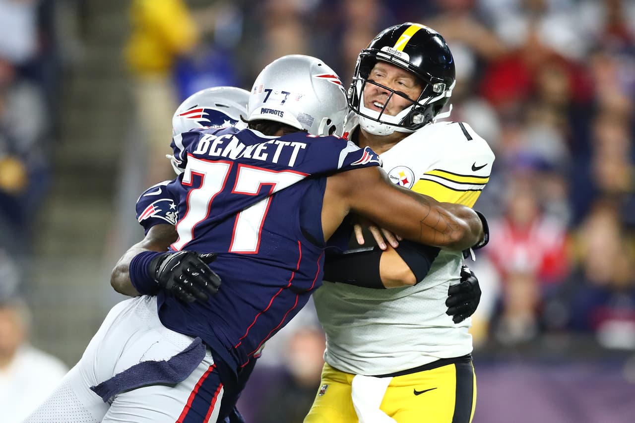 Ben Roethlisberger #7 de los Pittsburgh Steelers fue golpeado por Michael Bennett #77 pero recibió presión constante de parte de la defensiva local.