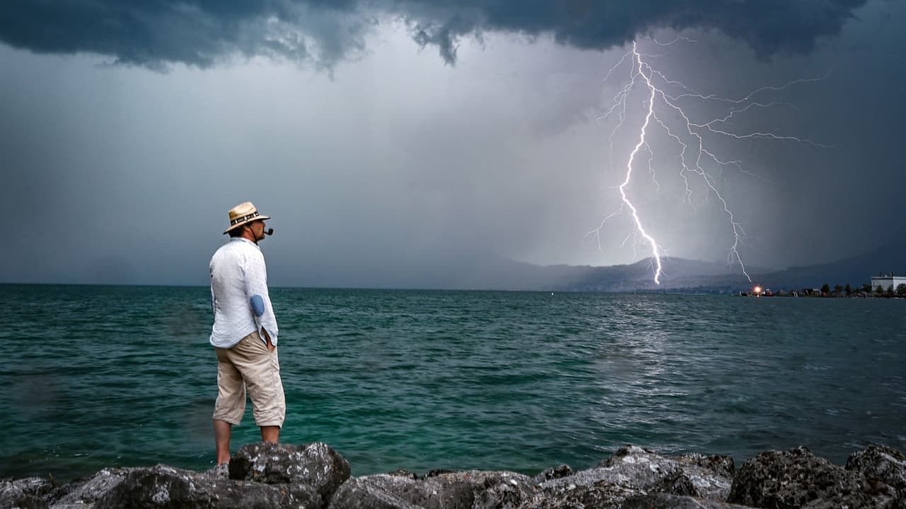 Tormentas eléctricas secas: ¿cómo ocurren y por qué son un gran riesgo de incendios en California?