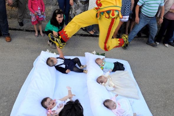 También conocido como el Salto del Colacho simboliza la lucha contra el pecado original con el que nacen los pequeños.