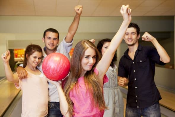 Mueve tu brazo hacia arriba y hacia abajo luego de lanzar. De esta forma, te asegurarás de que la trayectoria que siga la bola sea la correcta.