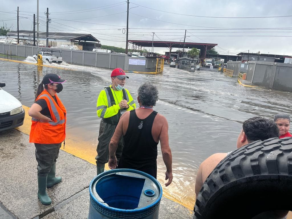El alcalde de Cataño se mantuvo además en comunicación con el gobierno central, que está al tanto de la situación.
