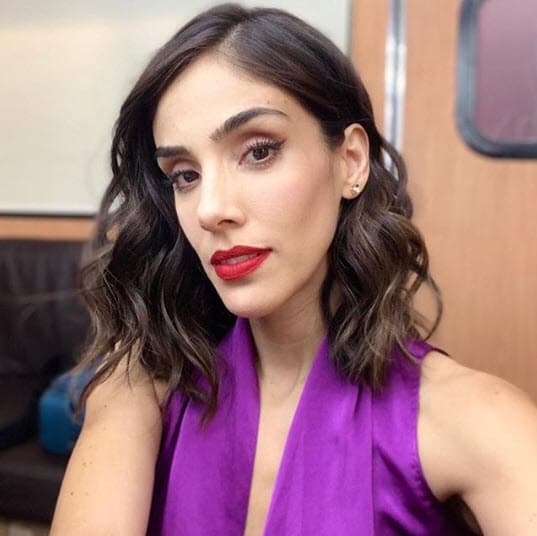 “No queremos darle a entender a la gente que es una trama política, porque no lo es. En realidad, la historia circula entre estas dos hermanas y cómo una amenaza a la otra para tomar su lugar”, aclaró.