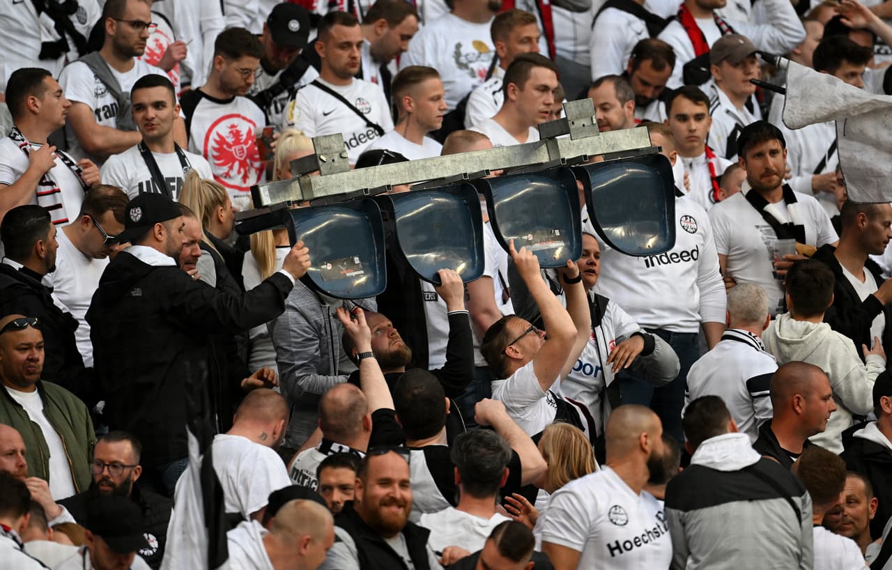 Una vez que el partido terminó, los aficionados del Eintracht Frankfurt invadieron el terreno de juego y se espera que pueda existir una sanción por parte de la UEFA ante la euforia de los alemanes.