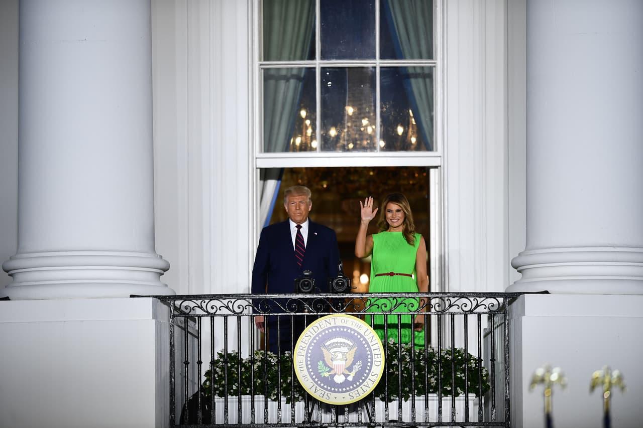 Donald y Melania Trump se asoman a la multitud en el balcón de la fachada sur de la Casa Blanca. Luego bajaron las escalinatas para colocarse en el escenario instalado en el jardín de la fachada sur de la mansión presidencial.