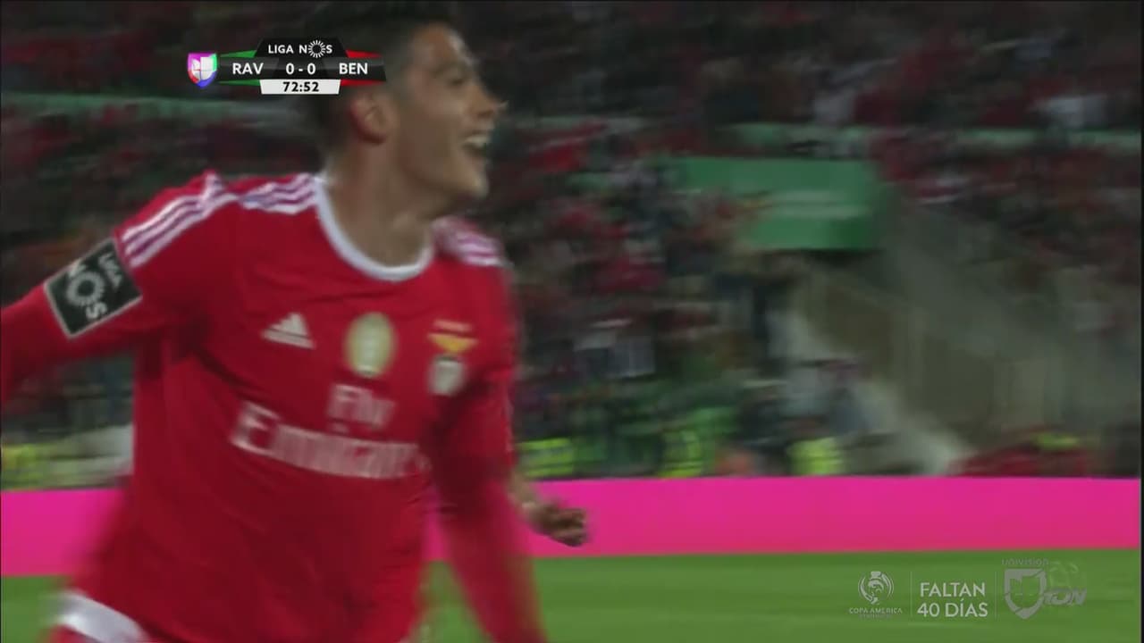 Raúl Jiménez le da un valioso triunfo al Benfica que sueña con el título