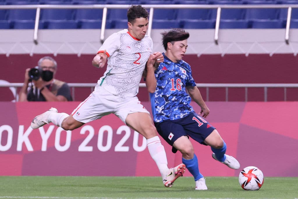 La selección mexicana cae ante los locales 2-1 durante su segundo partido en los Juegos Olímpicos de Tokyo 2020. México se jugará su pase a Cuartos de Final el miércoles ante Sudáfrica. Takefusa Kubo anotó el primer tanto para la escuadra nipona, seguido de Doan al 11'; el 'Piojo' Alvarado anotó al minuto 85' pero no le alcanzó a la escuadra azteca.