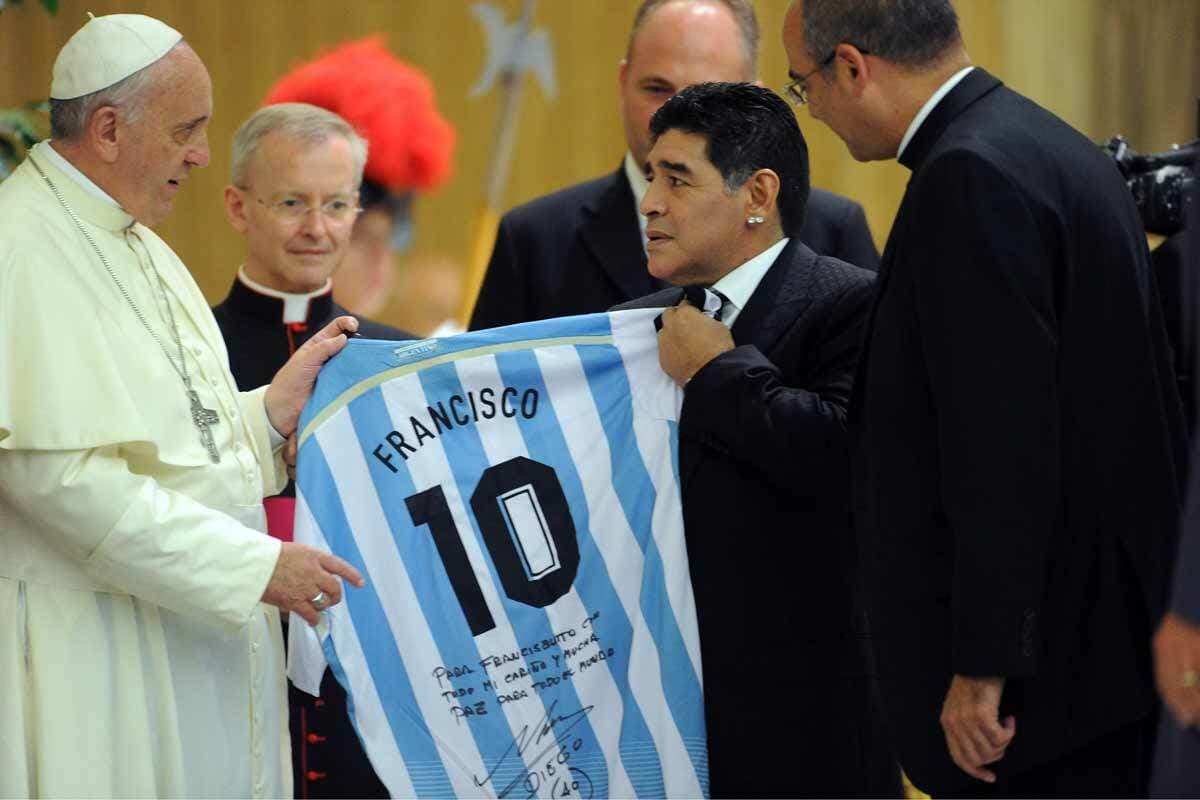 Maradona y el Papá Francisco en un encuentro hace algunos meses en El Vaticano.