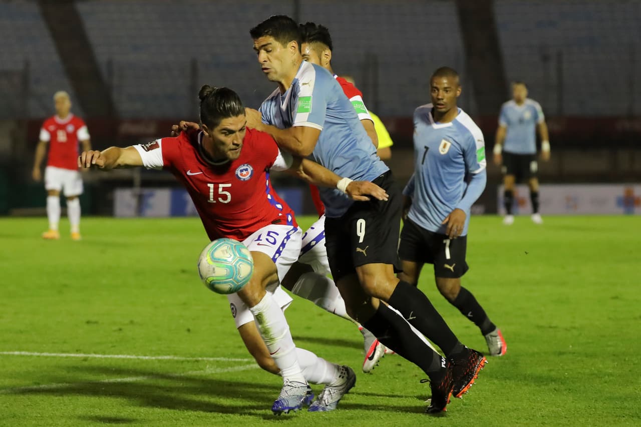 Los Charrúas arrancan con la posesión del balón, pero con errores en el toque final de la ofensiva.