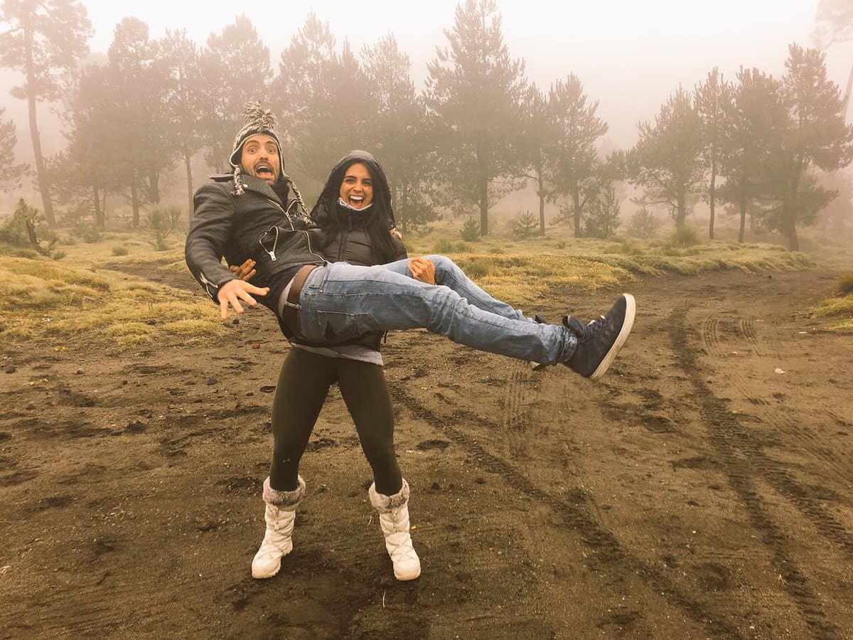 En la vida real 
<b><a href="http://www.univision.com/series/rosario-tijeras/barbara-de-regil-es-rosario-en-rosario-tijeras">Bárbara</a></b> y el actor formaron una amistad sólida, es por eso que la actriz lo invitó a su boda, en donde disfrutaron de la fiesta en compañía de otras personas que fueron parte de este gran proyecto.