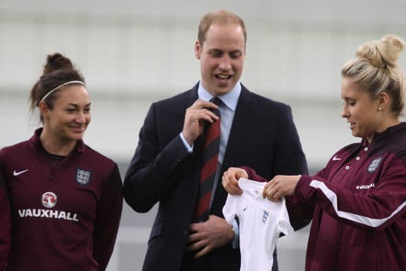 El príncipe William recibió de manos de sus integrantes una diminuta playera como regalo a la recién nacida.
