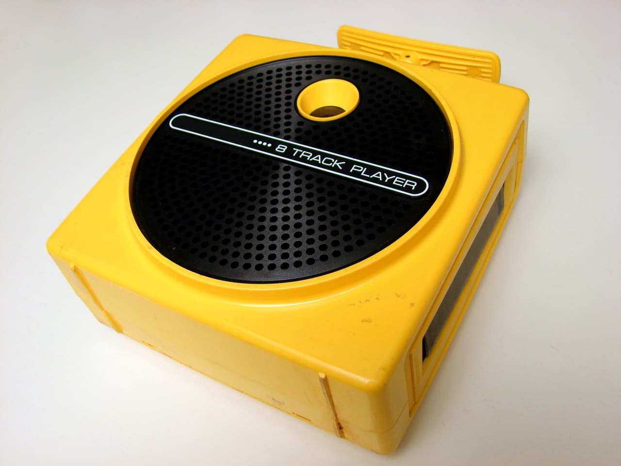 <b>Stereo 8.</b>
<br>
<br>Este aparato era utilizado por millones de estadounidenses para escuchar música en la década de 1970. Fue desplazado por el Cassette en la década de 1990 ya era considerado una antigüedad. 
<br>