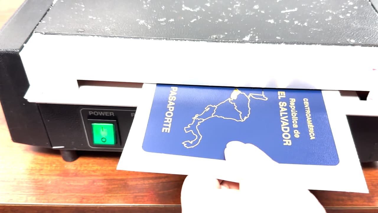 Los consulados están realizando jornadas móviles, jornadas sabatinas para que los salvadoreños que no pueden asistir durante la semana a solicitar sus documentos.