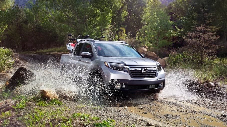 <b>10. Honda Ridgeline</b>: La pickup mediana de Honda consiguió 
<b>2,956</b> hogares en mayo de 2017. Por tratarse de un modelo nuevo no hay un desempaño de ventas en 2016 para comparar. En lo que va del año 
<b>la Ridgeline, que es la única pickup monocuerpo del mercado</b>, colocó un total de 15,866 unidades.