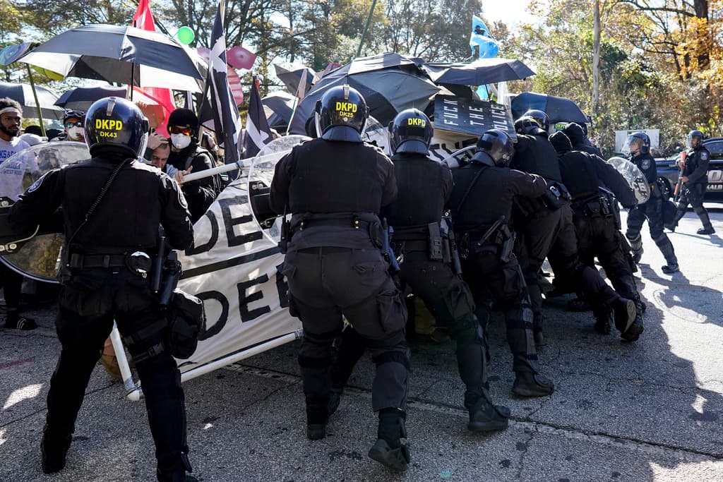 Las protestas contra el centro de entrenamiento propuesto, 
<a href="https://www.univision.com/local/atlanta-wuvg/concejo-municipal-atlanta-centro-capacitacion-seguridad-publica-protestas-aprobacion">apodado “Ciudad de Policías” por sus detractores</a>, se han prolongado durante más de dos años. 
<br>