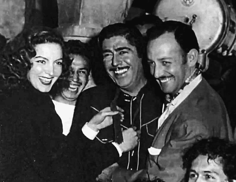 Era muy común ver a Luis Aguilar rodeado de importantes figuras debido a su carácter alegre, como en esta imagen donde se le ve junto a la diva María Félix y su amigo, aunque siempre lo intentaba confrontar o rivalizar, Jorge Negrete.
