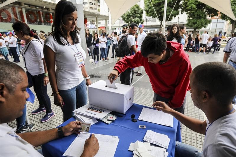 Mucho antes de que abrieran los puntos de votación, a las 7:00 de la mañana, ya había ciudadanos haciendo fila para participar en la consulta contra Maduro en el este de Caracas.