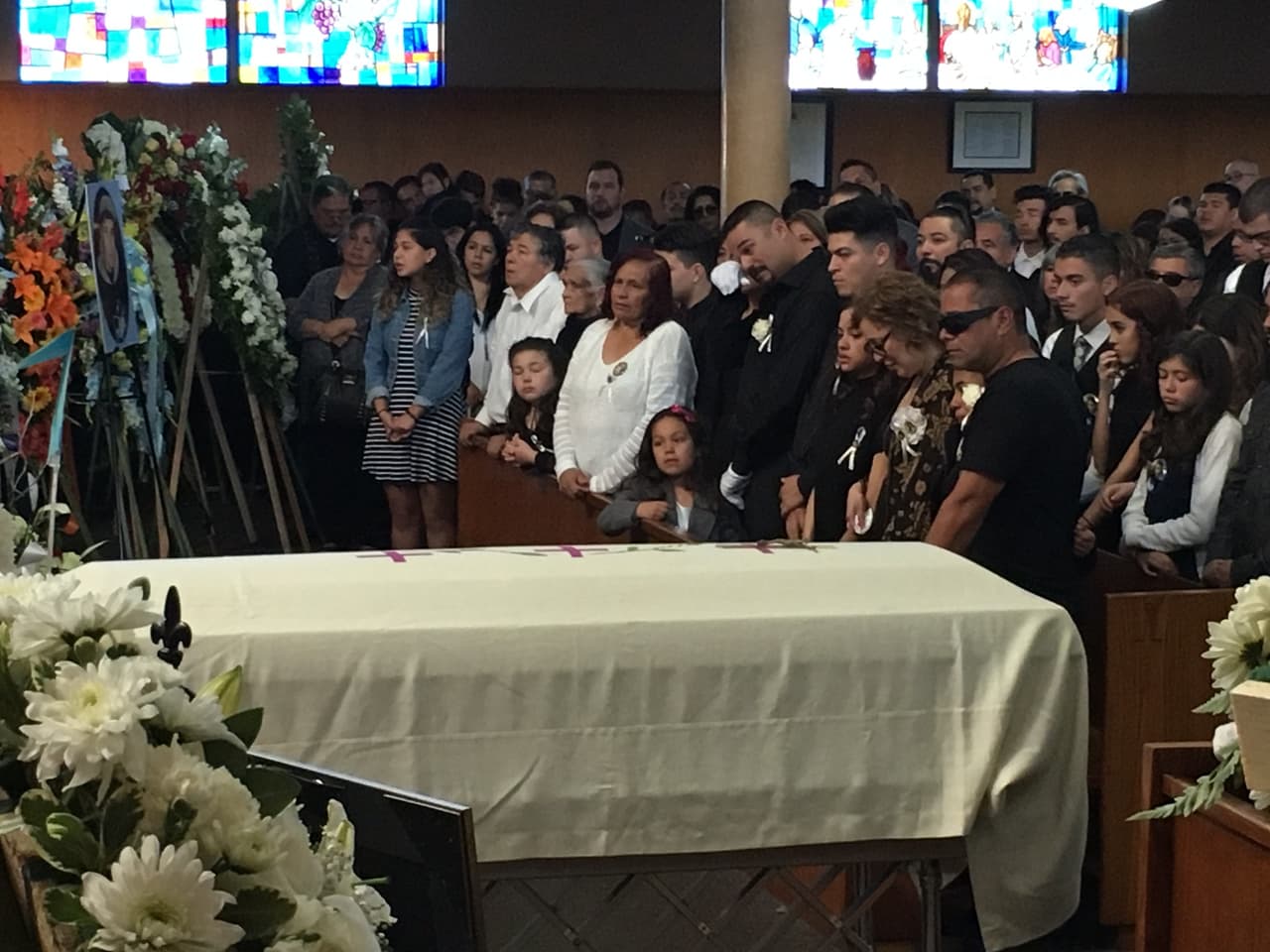 La familia de Elías Rodríguez llora durante las exequias en una iglesia de Sylmar.