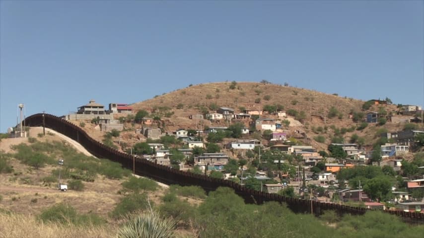 Panoramica Nogales, Sonora en la frontera de Arizona.