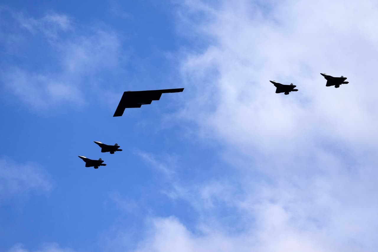 Aviones de la Fuerza Aérea de EE. UU. sobrevuelan las cercanías de la Casa Blanca mientras el presidente Donald Trump, la primera dama Melania Trump, el presidente de China, Xi Jinping, y su esposa, Peng Liyuan, observan una revista militar el jueves 24 de septiembre de 2026, en la Casa Blanca, en Washington.