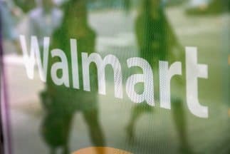 No todos los minoristas tienen las mismas políticas al emitir una tarjeta de regalo. Verifique los términos y condiciones sobre el tipo de tarjeta comprada. La Comisión Federal de Comercio tiene información sobre tarjetas de regalo minoristas.