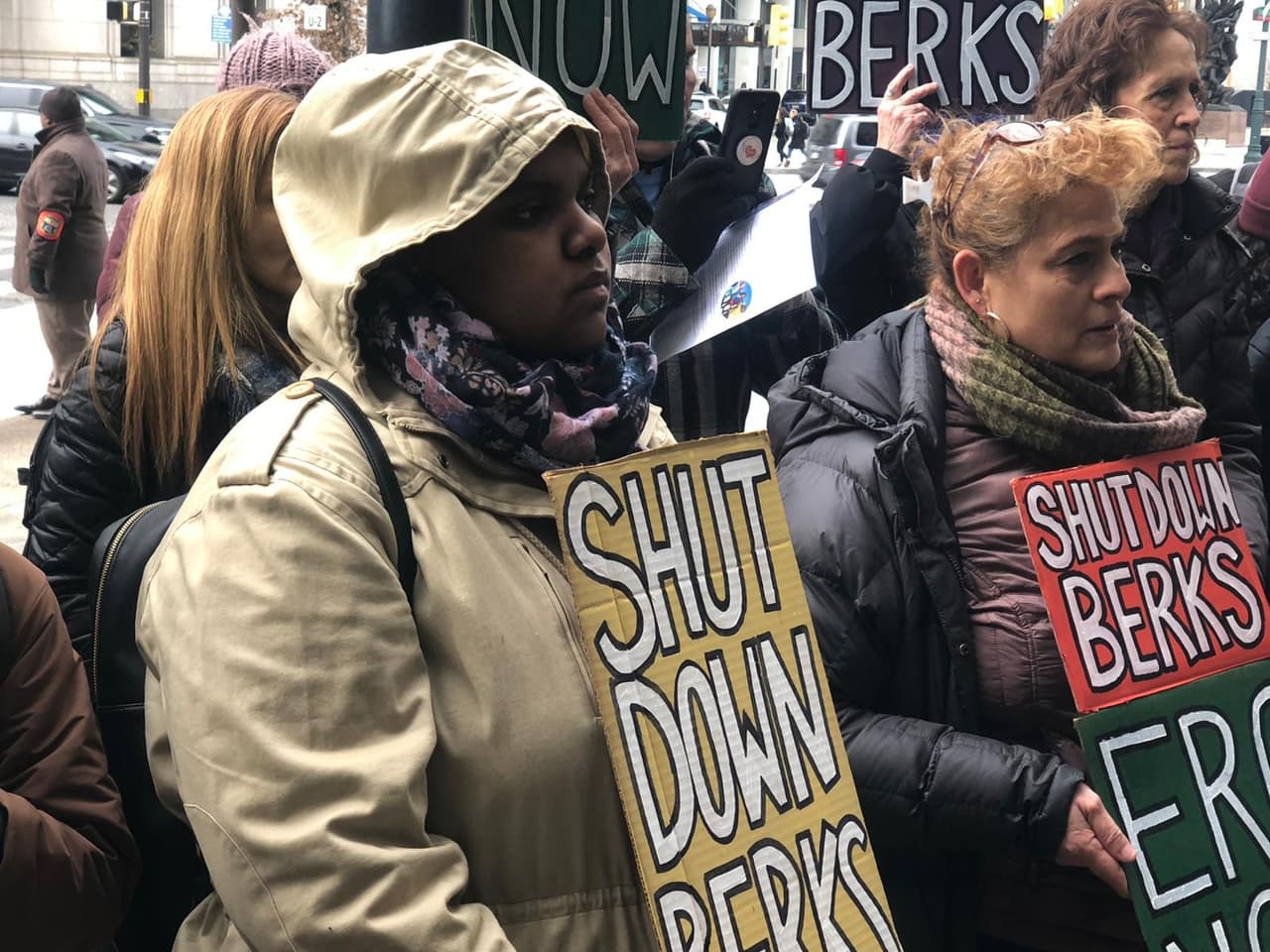 En agosto de 2015, un Tribunal Federal determinó que la práctica de detener a niños en entornos similares a la cárcel es ilegal, y ordenó a la Oficina de Inmigración y Control de Aduanas (ICE), que libere de inmediato a todas las familias detenidas en centros de detención de inmigrantes en Texas y Pensilvania.
<br>
<br>En enero de 2016, el Departamento de Servicios Humanos de PA revocó la licencia para operar el Centro Residencial Familiar del Condado de Berks, y la licencia de la instalación ha estado bajo revisión legal desde el 22 de febrero de 2016. 
<br>