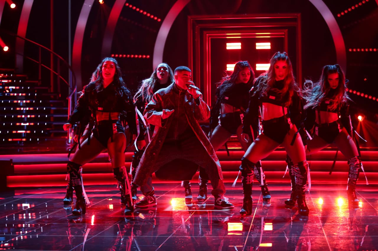 La primera categoría en la que compite es la de Artista Revelación Masculino, en la que se enfrenta contra Álex Fernández, Los 2 de la S, Mike Towers y Sech.