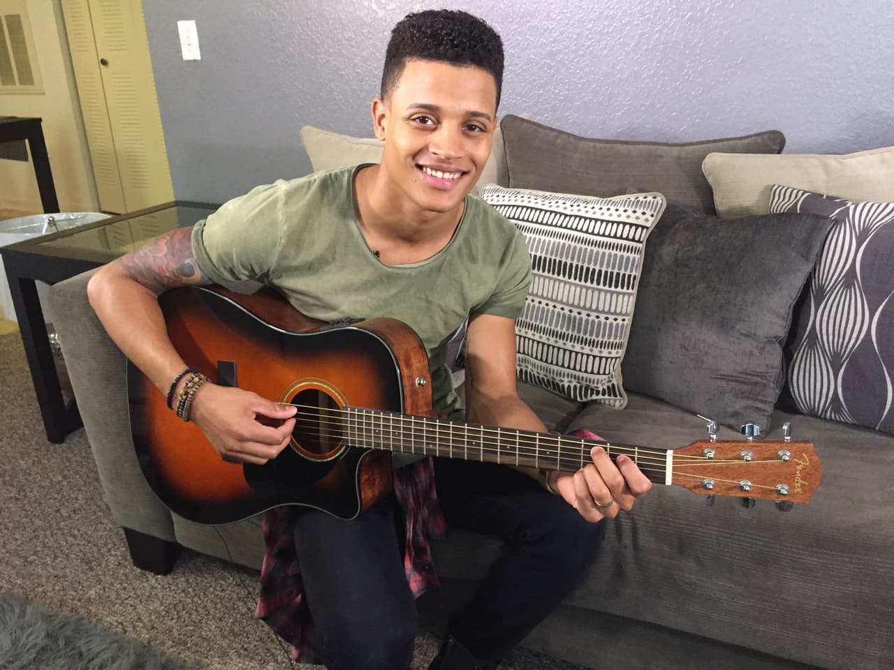 Lo que muchos quizá no sabíamos, era que nuestro Usher latino toca guitarra.