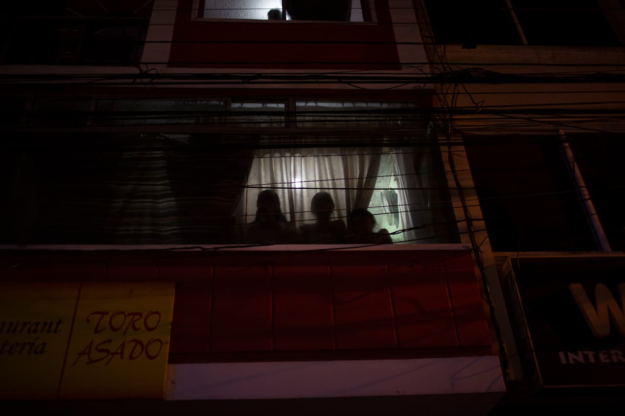 El miedo a salir a la calle tomó a la comunidad venezolana que reside en esa ciudad ecuatoriana. Muchos miraban el paso de la marcha a través de sus cortinas.
