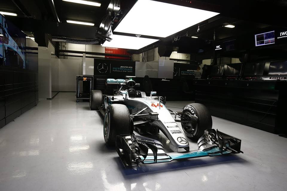 Cierra este slideshow el poderoso Mercedes, que regresó a la Fórmula 1 como equipo de fábrica en 2010, con el multicampeón Michael Schumacher y un entusiasta Nico Rosberg. Con un desarrollo intensivo de su motor para el reglamento introducido en 2014 le hizo sacar una ventaja que sus perseguidores no pudieron descontar hasta hoy. Un dato contundente: en 2016 ganó 16 de las 18 carreras.