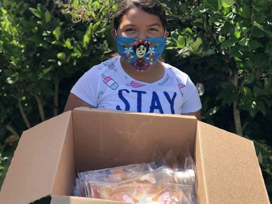 Sofía Reyes, de 10 años, tomó la iniciativa de crear caretas de protección para los niños, pero con dibujos y colores alegres para que los más pequeños se sientan cómodos y felices al poder cuidarse.