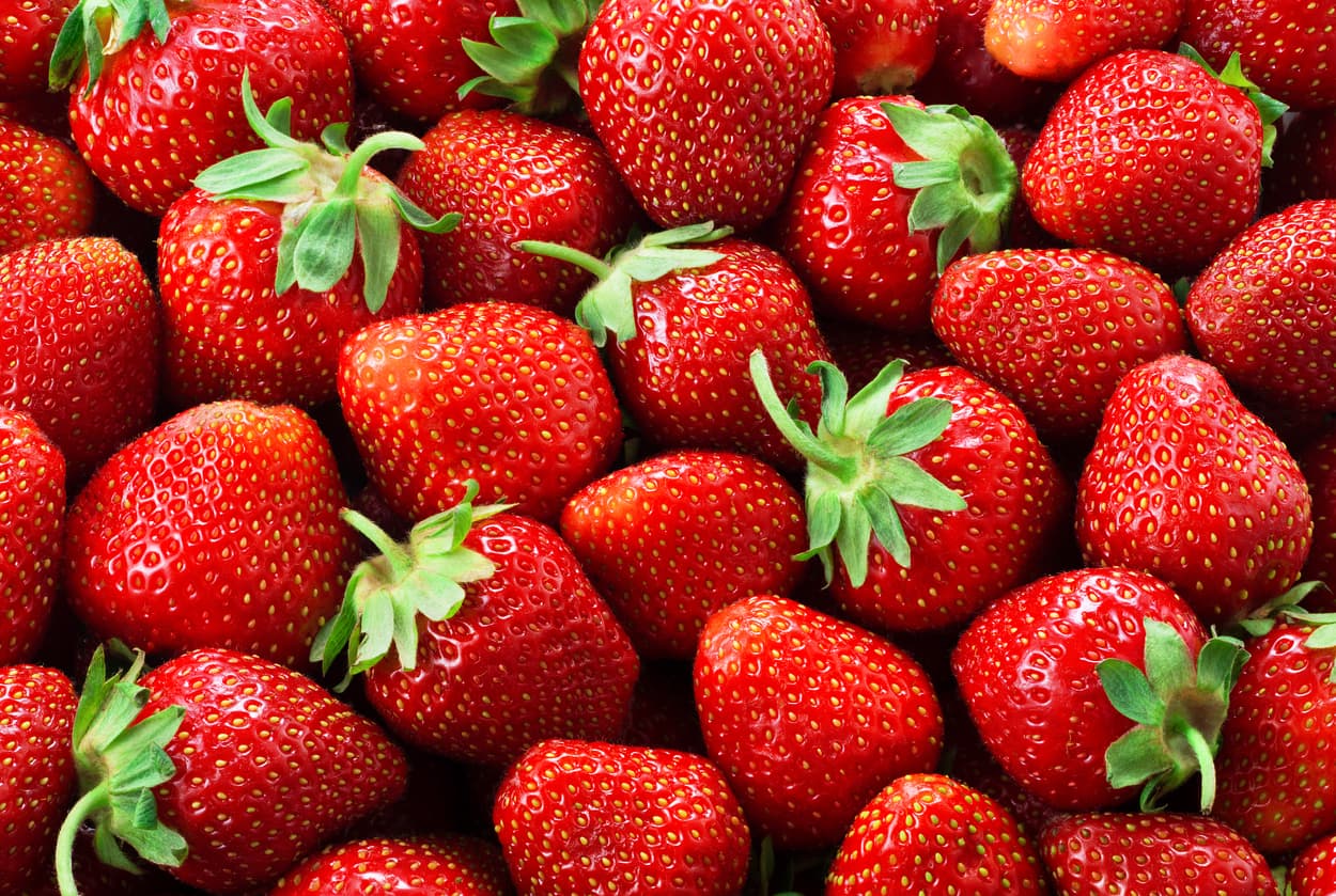 <b>Fresas. </b>Más del 90% de las muestras de fresas 
<a href="https://www.univision.com/noticias/salud/fresas-espinacas-y-kale-esta-es-la-lista-de-los-alimentos-con-mas-residuos-de-pesticidas-y-los-que-menos?lij=" target="_blank">analizadas en el informe</a> contenían dos o más tipos de residuos de pesticidas, de modo que pueden considerarse como uno de los alimentos más contaminados.